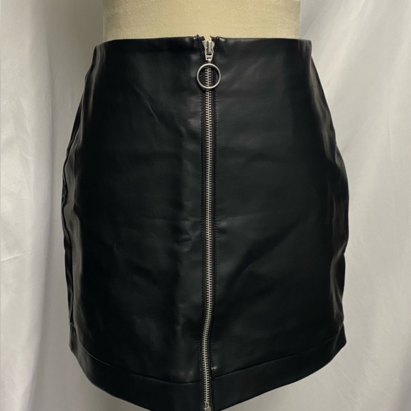 Lovers + Friends Dresses & Skirts - Lovers + Friends faux leather zip up front mini skirt